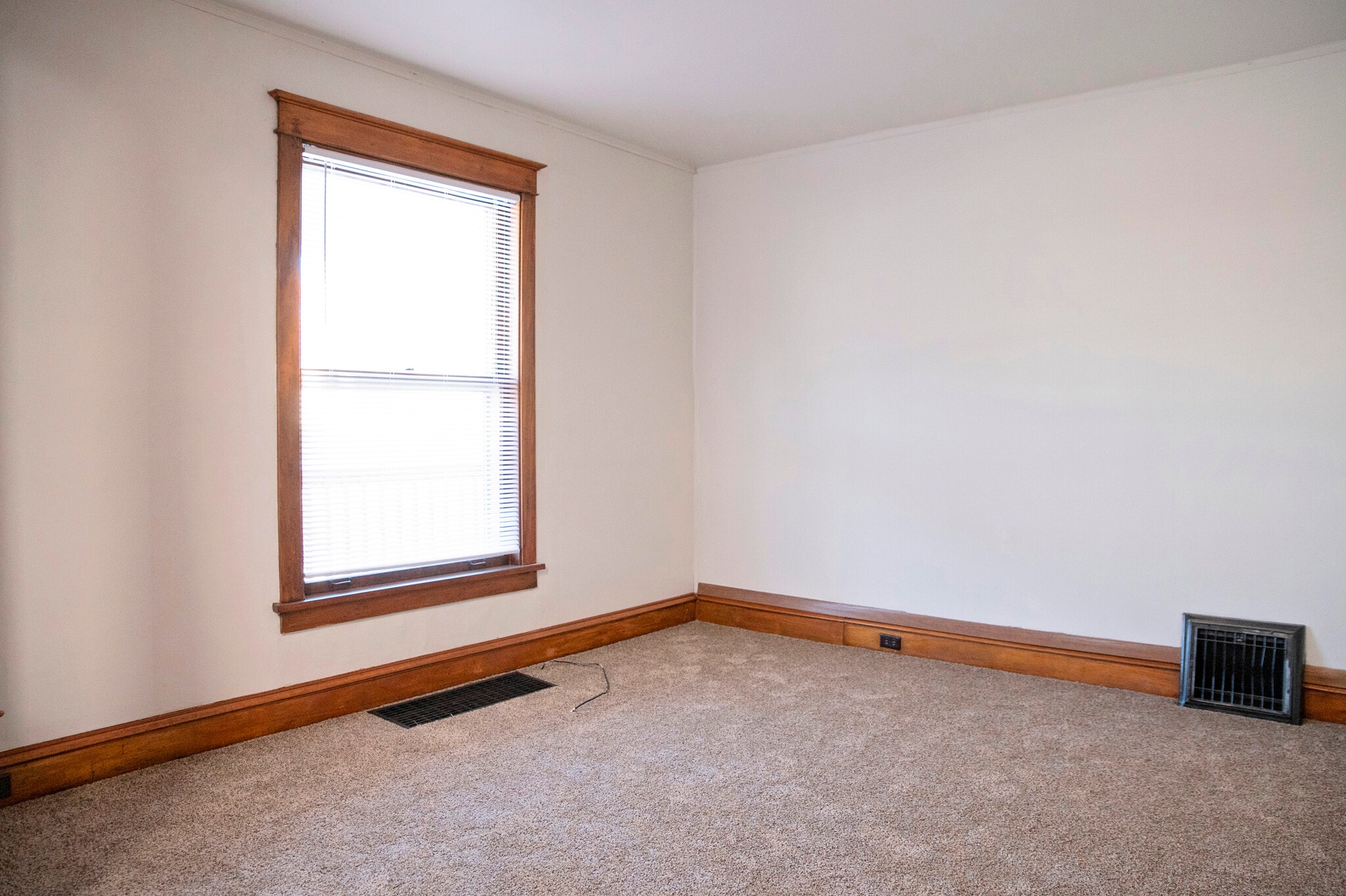 Building Photo - 609 5th Ave