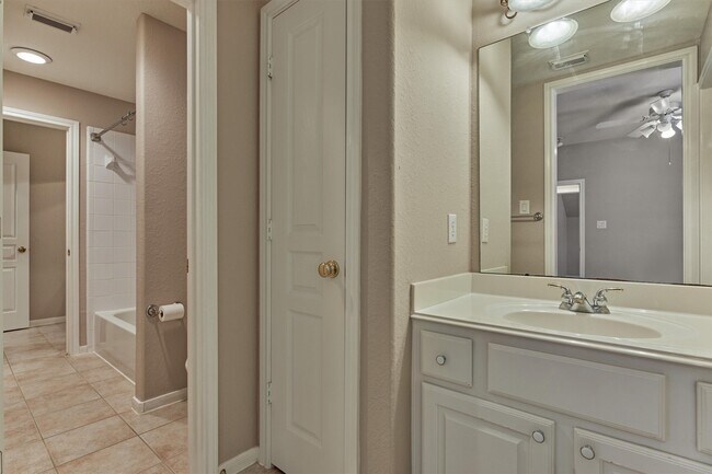 Building Photo - 30 Desert Rose Pl