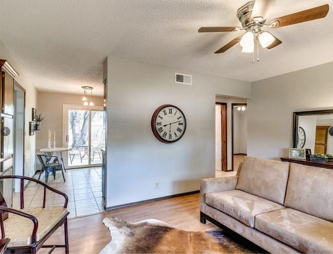 Building Photo - 722 S Meadow Ln