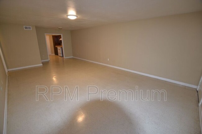 Building Photo - 2150 N Sherwood Forest Dr