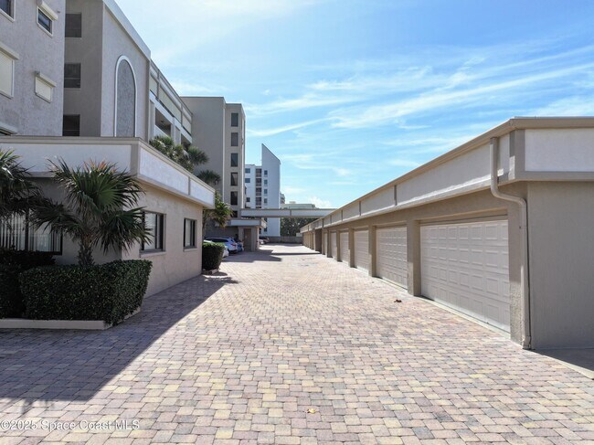 Building Photo - 995 N Hwy A1A