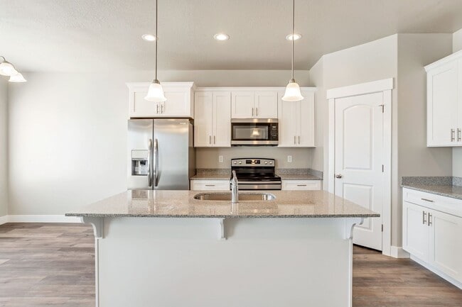 Building Photo - Dog Friendly Exchange Townhome