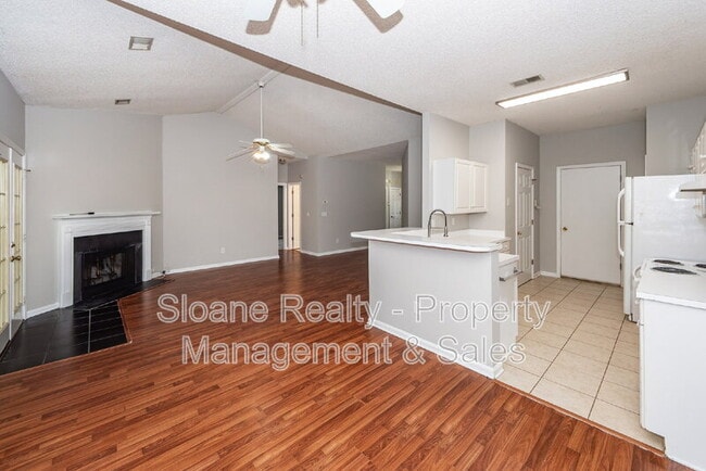 Building Photo - 1584 Kentwood Cir