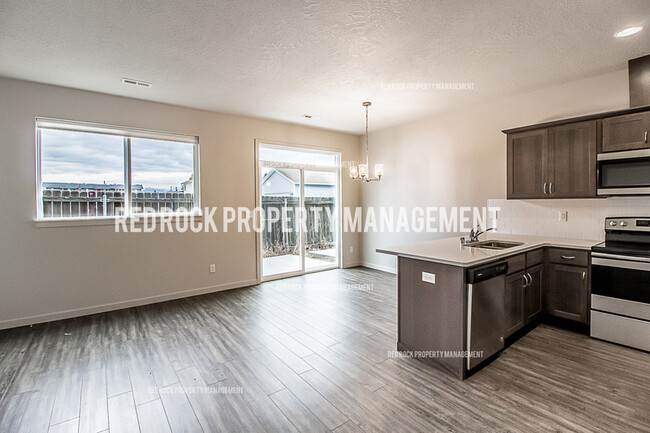 Building Photo - 325 S Woodlawn Ln