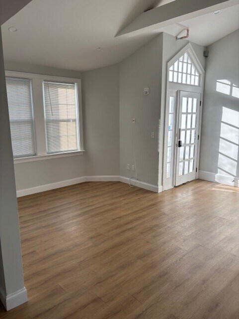 Building Photo - 171 Main St