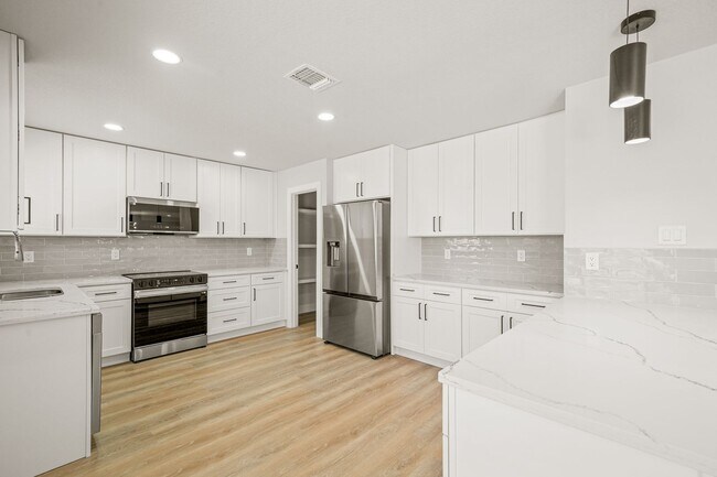 Building Photo - BEAUTIFUL 4 BEDROOM PROPERTY LOCATED IN BU...