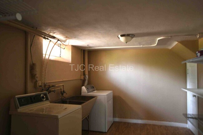 Building Photo - Central Park Home For Rent!