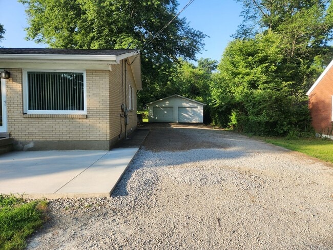 Building Photo - Beautiful and spacious 3 bedroom 1 bath ho...