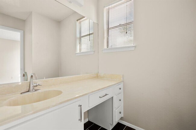 Building Photo - 6726 Lancret Hill Dr