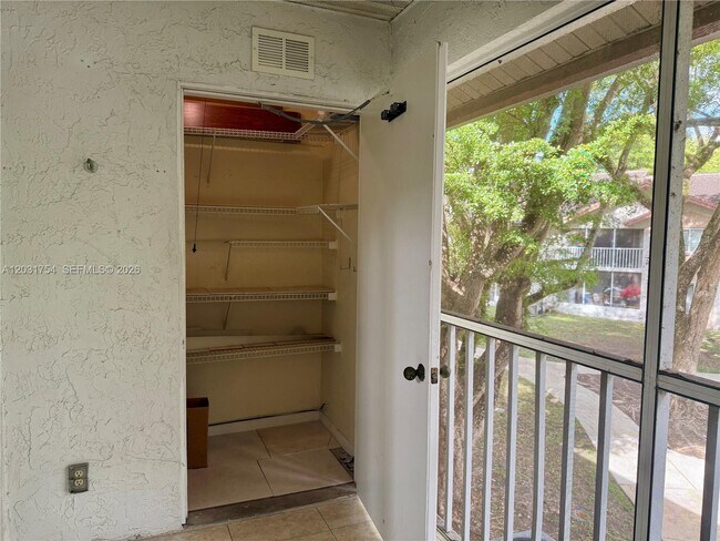 Building Photo - 9435 SW 140th Ct