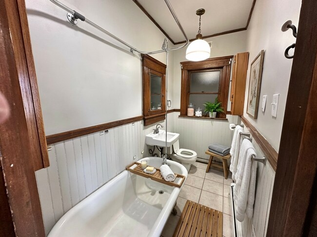 Building Photo - Remodeled 2BR in Kingston | Central A/C + In-Unit W/D + Parking | Pet Friendly