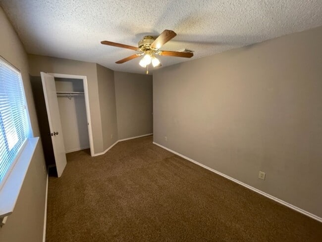 Building Photo - Move In Ready Well-Maintained 3-Bedroom Ho...
