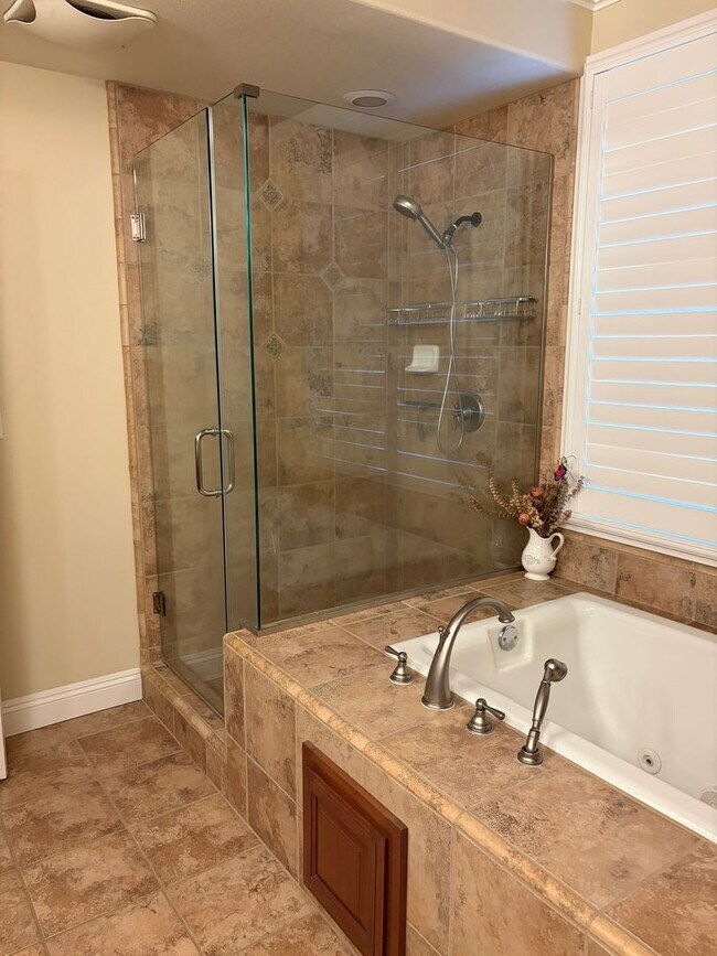 Building Photo - Beautiful Pavilions Condo!