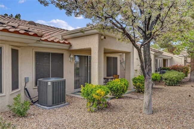 Building Photo - 2318 Spring Water Dr