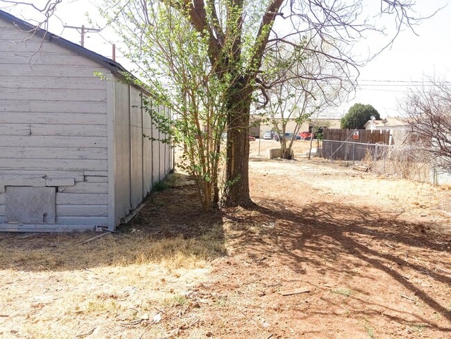 Building Photo - Handyman Special $0 First Month's Rent / “...
