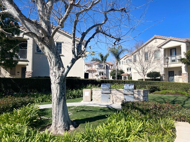 Building Photo - Luxurious Townhome in Gated Private Community