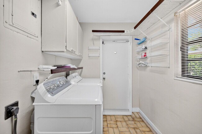 Building Photo - 2060 Tropic Isle