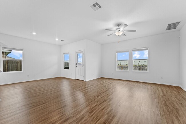 Building Photo - 129 Escondido Cir