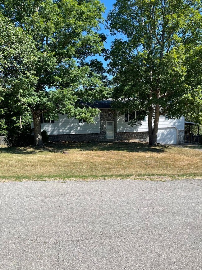 Building Photo - Available December 21st! SPACIOUS & PET FR...