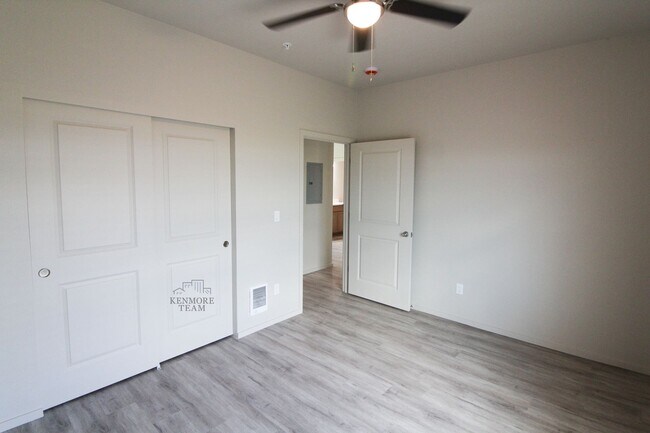 Building Photo - 3 Bedroom, 2 Bath Apartment Home in Othello