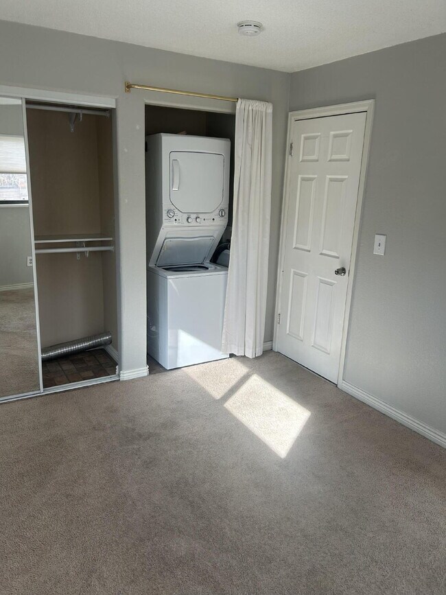 Building Photo - Available NOW! Cosy duplex in Potter Highlands!