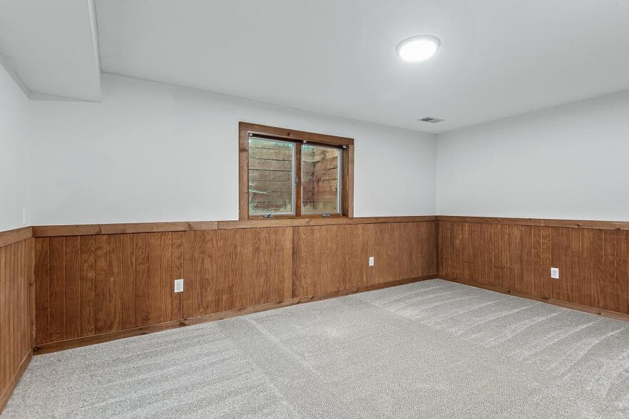 Building Photo - 833 Tyrol Ln