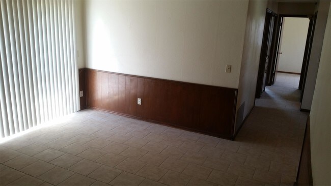 Building Photo - 7608 S Villa Ave
