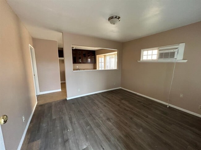 Building Photo - 2 bedroom, 1 bath Front unit of Duplex - **PROMOTION 1/2 OFF ON 1st MONTH'S RENT- READY NOW FOR M...
