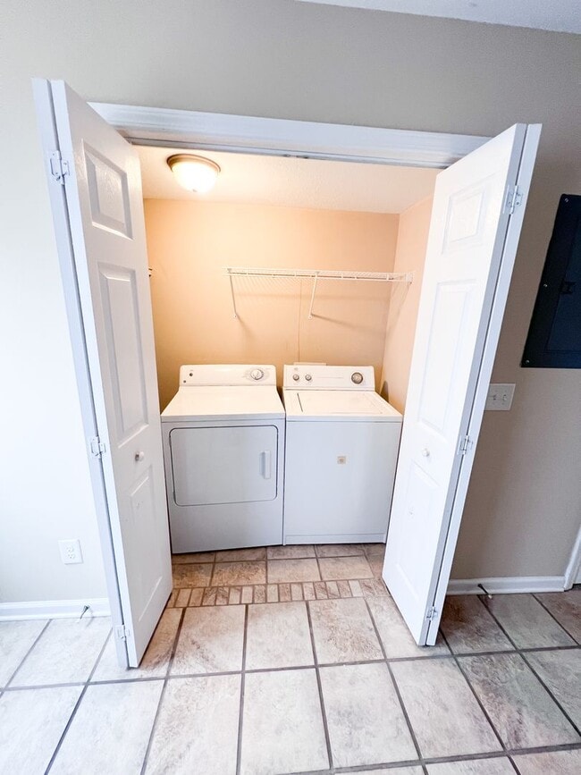 Building Photo - 2 Bedroom 1.5 Bathroom Townhome