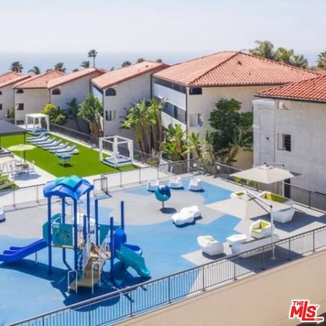 Building Photo - 6600 Beachview Dr