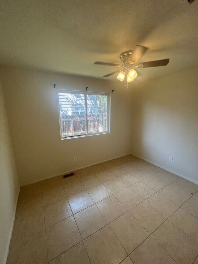 Building Photo - Spacious 4 Bed / 2 Bath Unit in Westwood C...