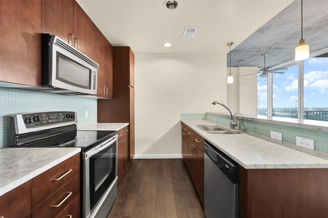 Building Photo - 5925 Almeda Rd