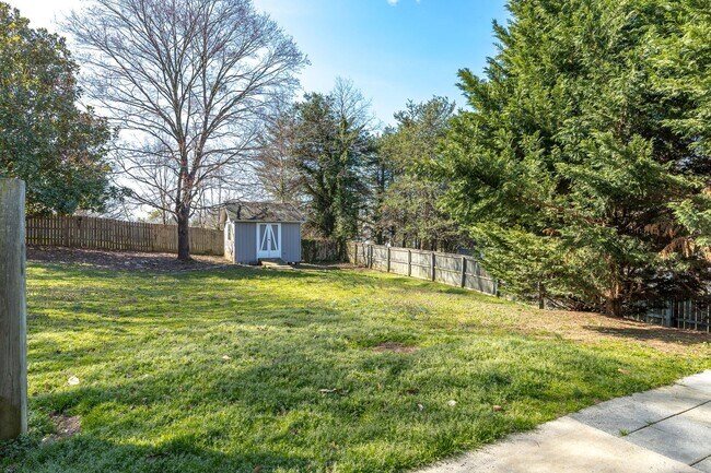 Building Photo - Immaculate updated 2 story 3 bedroom 2.5 bathroom house in the Briarwood area Greensboro