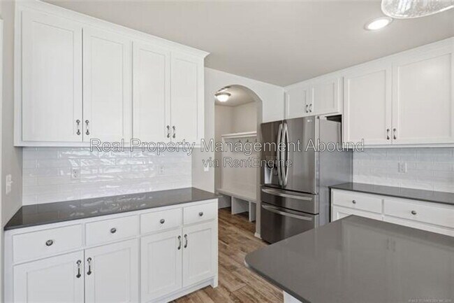 Building Photo - 3706 S 13th Pl