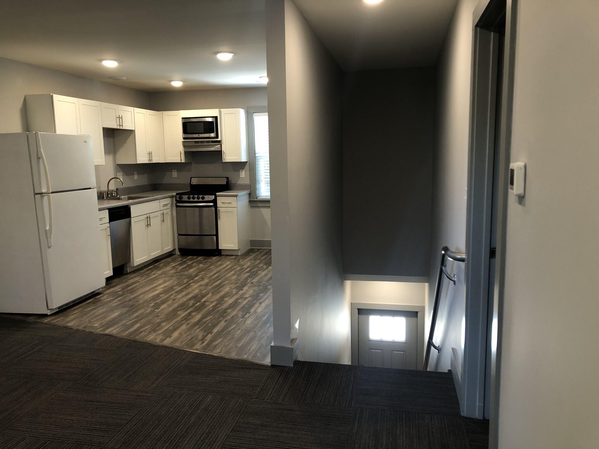 Open kithcen wiht all appliances - 202 Dixie Ave