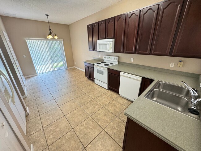 Building Photo - 5 Bedroom Townhome in Avalon Park! TESLA CHARGER INCLUDED!