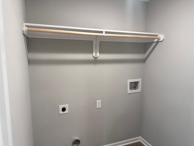 Building Photo - 3 Bed | 2.5 Bath | 1 Car Garage Duplex in Pleasant Hill