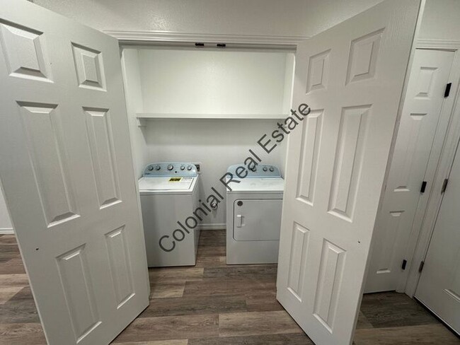 Building Photo - Updated and spacious 2 bedroom 1 bathroom ...