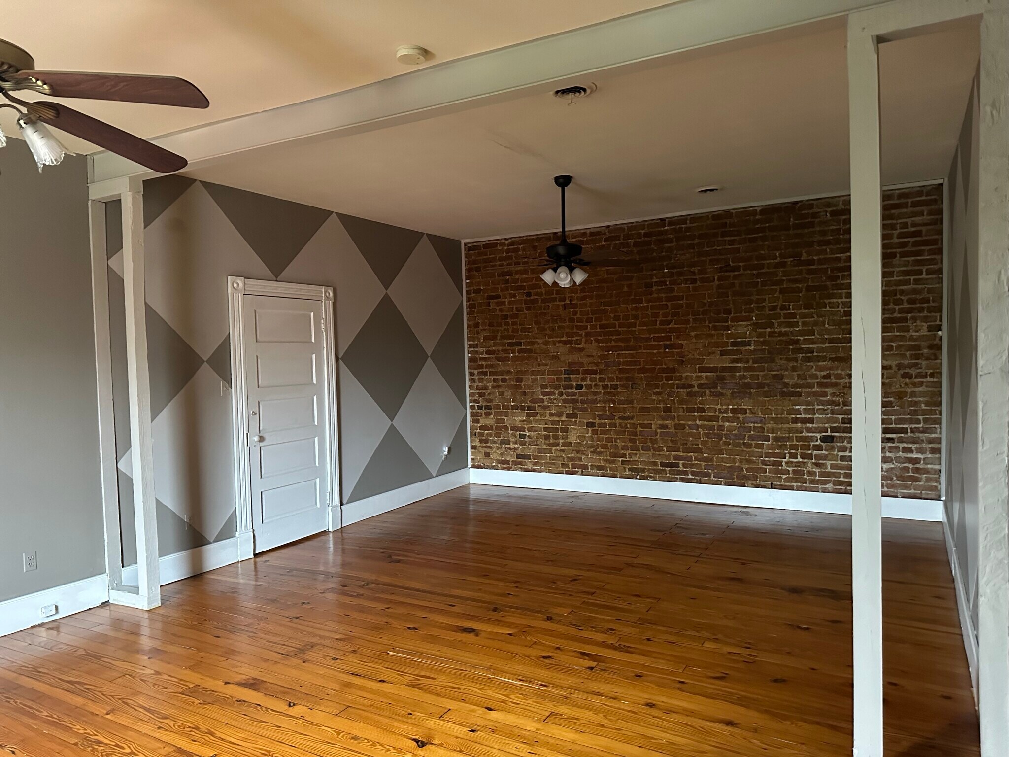 Building Photo - 112 Robinson St
