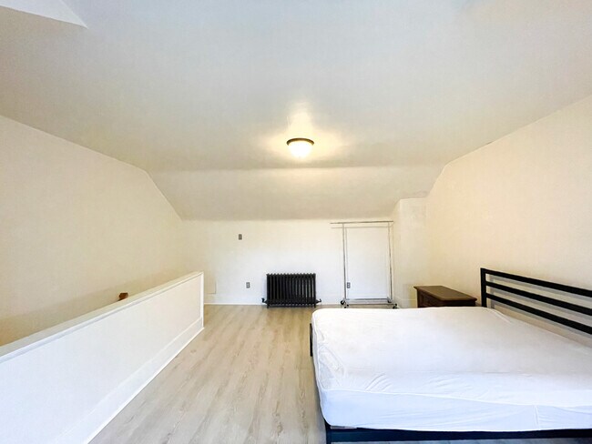 Building Photo - 1041 Mirror St