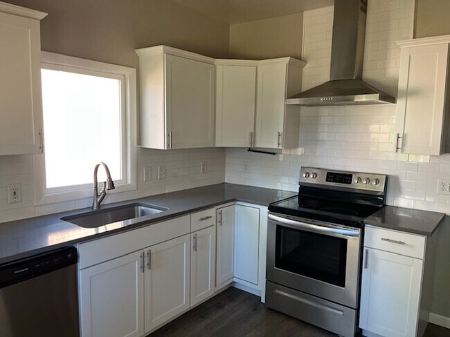 Building Photo - Old Town Updated 3 bed home w detached garage