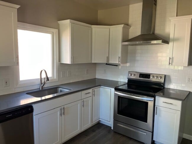 Building Photo - Old Town Updated 3 bed home with detached garage - Sign a Lease during the month of January and r...