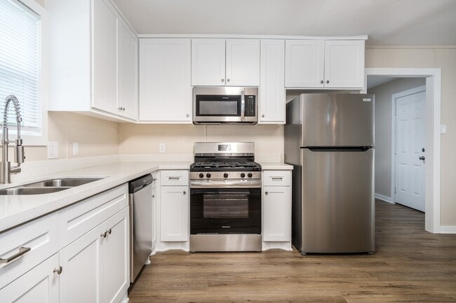 Building Photo - 605 Hospital St