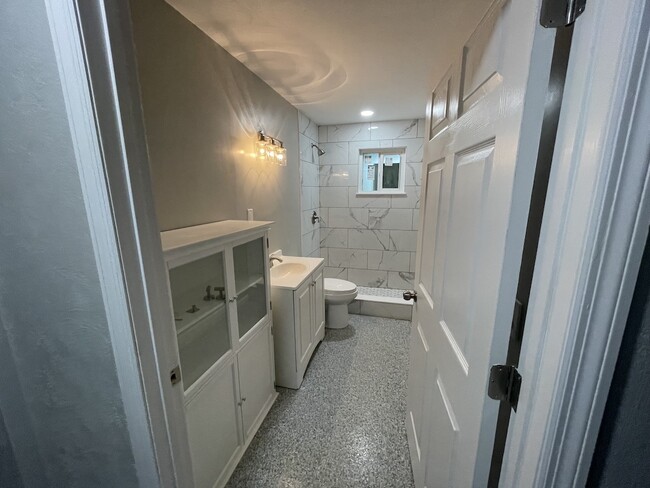 Hall bathroom with tiled shower - 516 Shady Pl