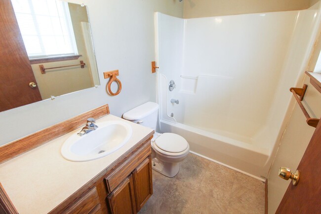 Building Photo - 407 E 8th Ave