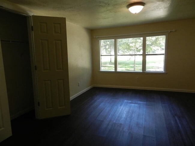 Building Photo - 3015 Thomas Dr