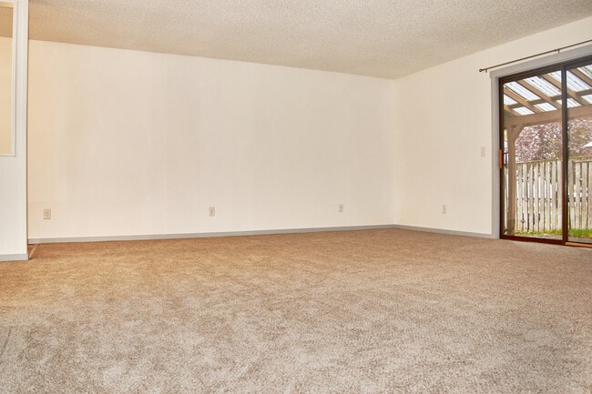 Building Photo - 1325 E Syringa Dr