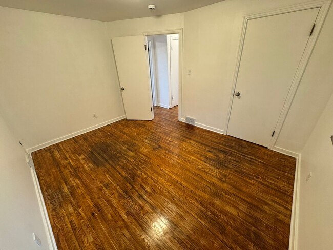 Building Photo - Updated 2-Bedroom 1-Bath Ranch House, GORG...