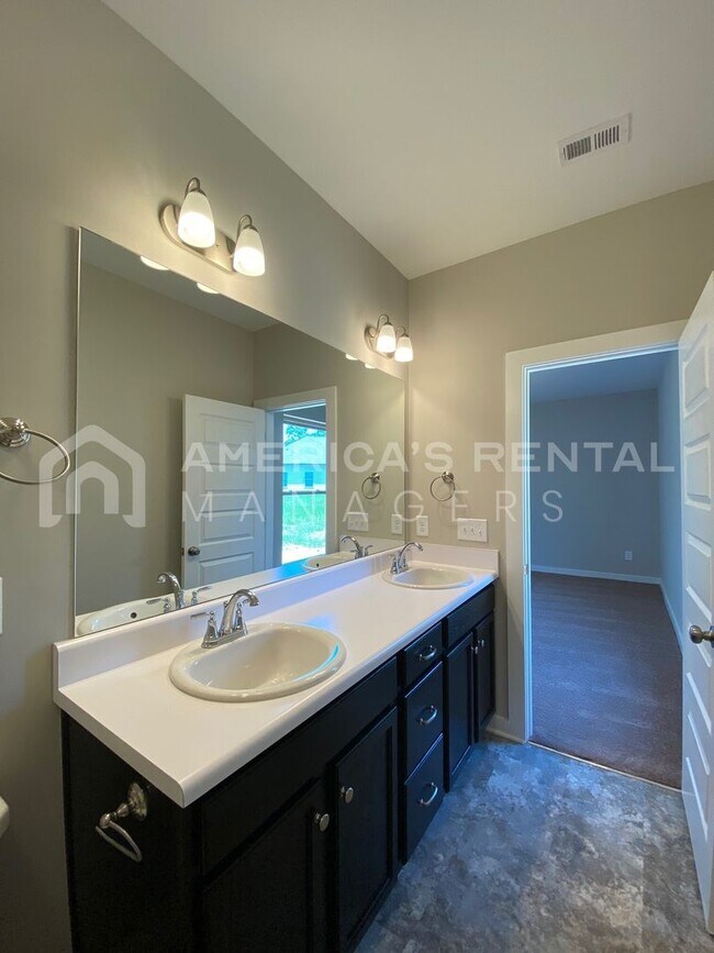 Building Photo - 68 WATER OAK DR