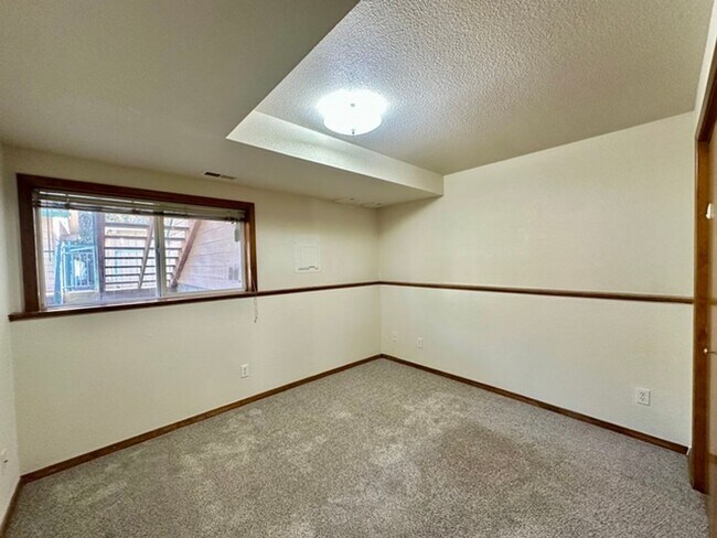 Building Photo - 522 W Summit Ave